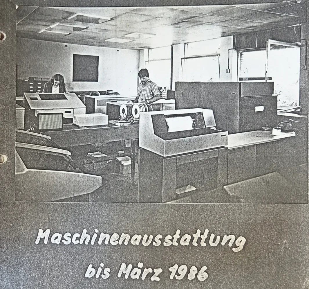 Maschinenausstattung bis März 1986, Mann, Lochkartenverarbeitungsmaschinen, altes Büro, schwarz und weiß