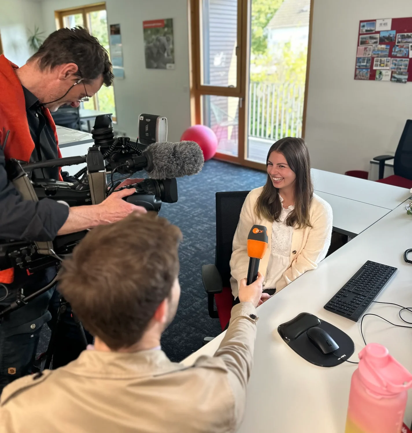 Interview, Kamerateam, Mitarbeiterin