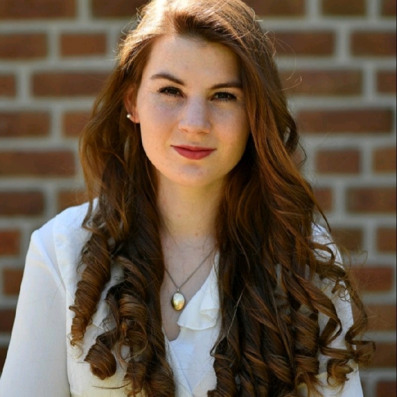 Bloggerin Helen. junge Frau mit braunen Haaren und braunen Augen.