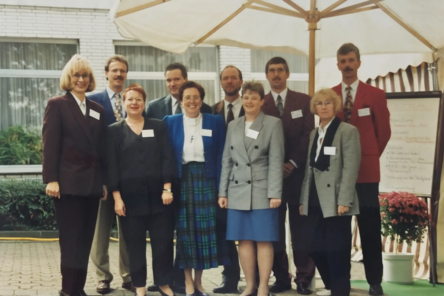 Mitarbeiter Rzh, 1990, Mitarbeiterfoto mit Geschäftsführerin Caroline Hartmann-Serve