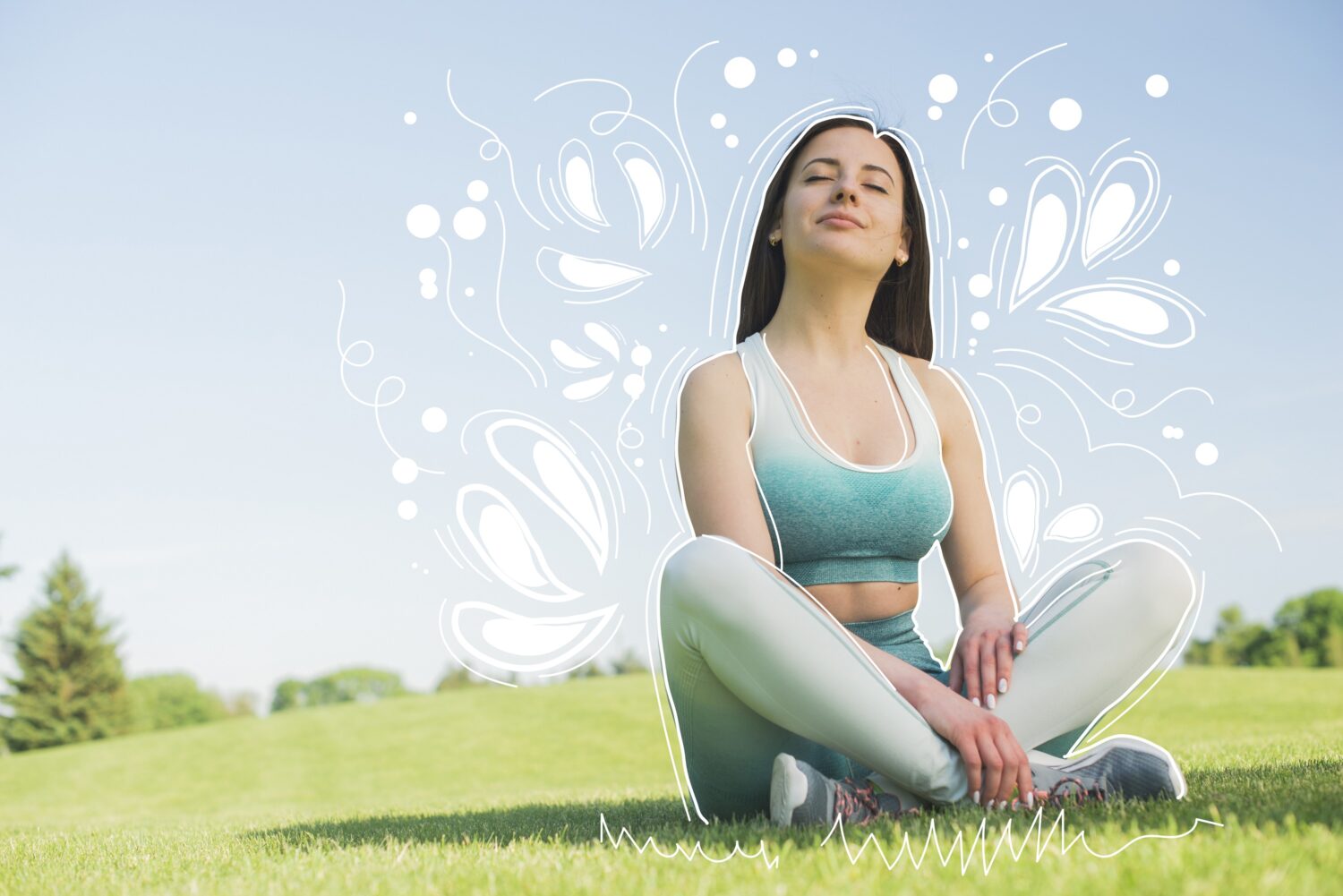 Frau in Sportklamotten sitzt auf einer Wieso und hat die Augen zu und wirkt glücklich.