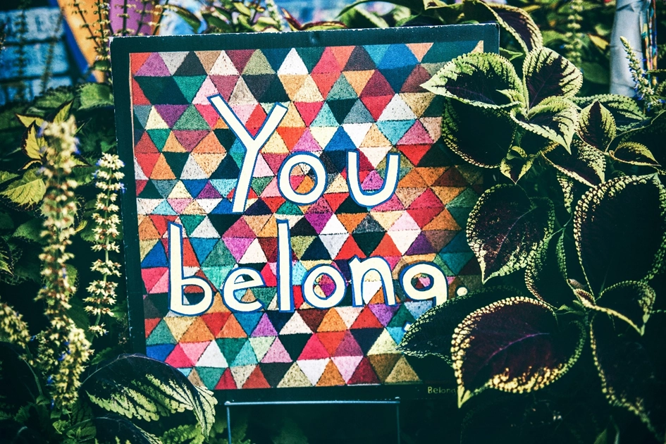 Ein buntes Bild mit der Aufschrift "You belong" als Willkommensschild für Diversität am Arbeitsplatz.