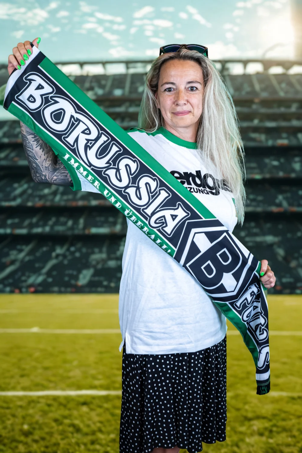 Portraitfoto von Mitarbeiterin in schwarz weiß