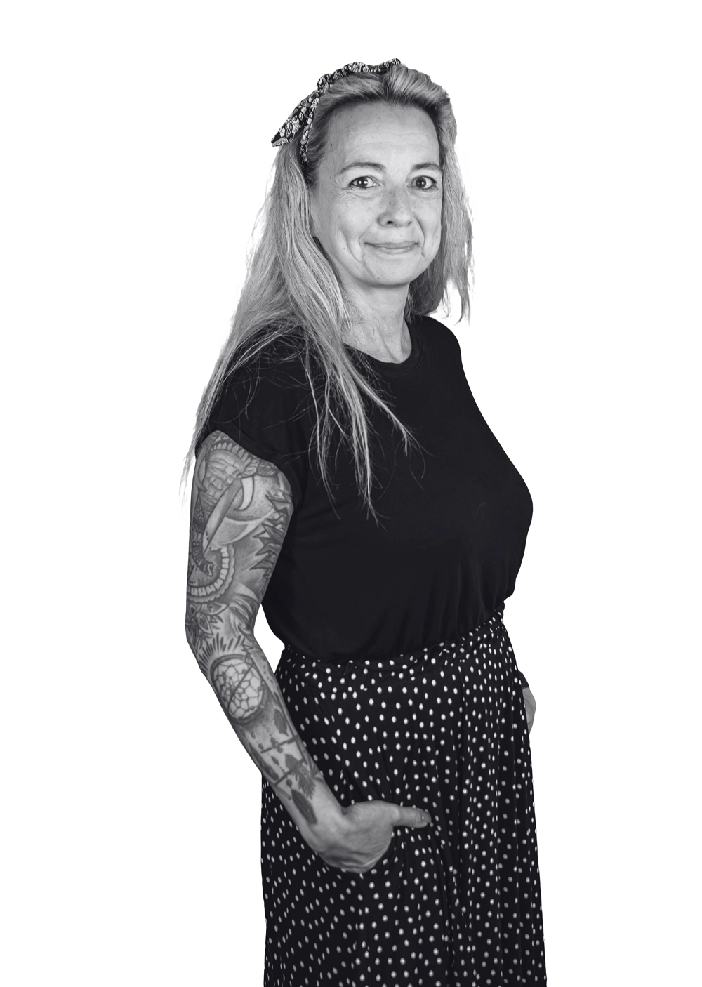 Actionfoto derselben Mitarbeiterin mit einem Schal in der Hand