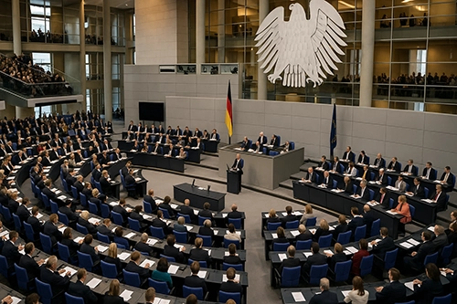 Ein voller Bundestag mit allen Abgeordneten ist zu sehen.
