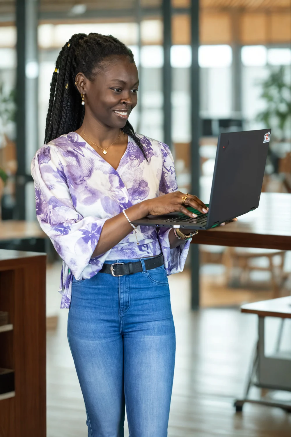 Portraitfoto eines Mitarbeiters in schwarz weiß