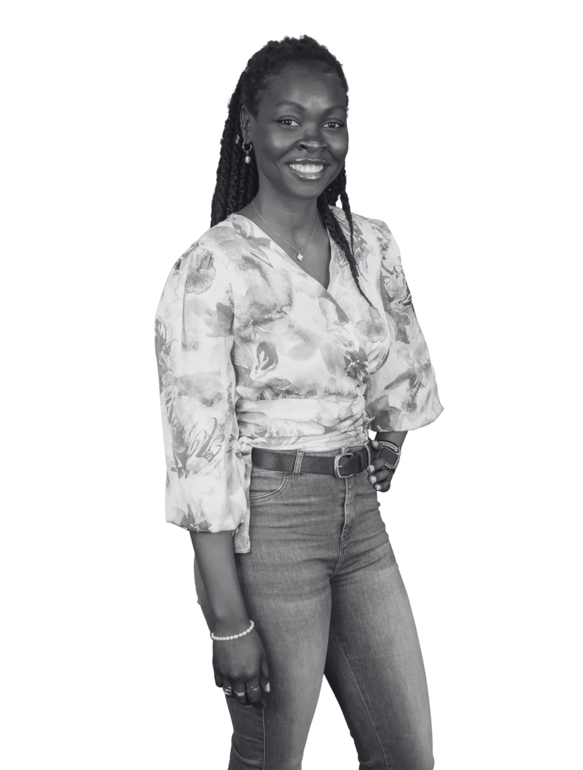 Actionfoto derselben Mitarbeiterin mit einem Laptop in der Hand