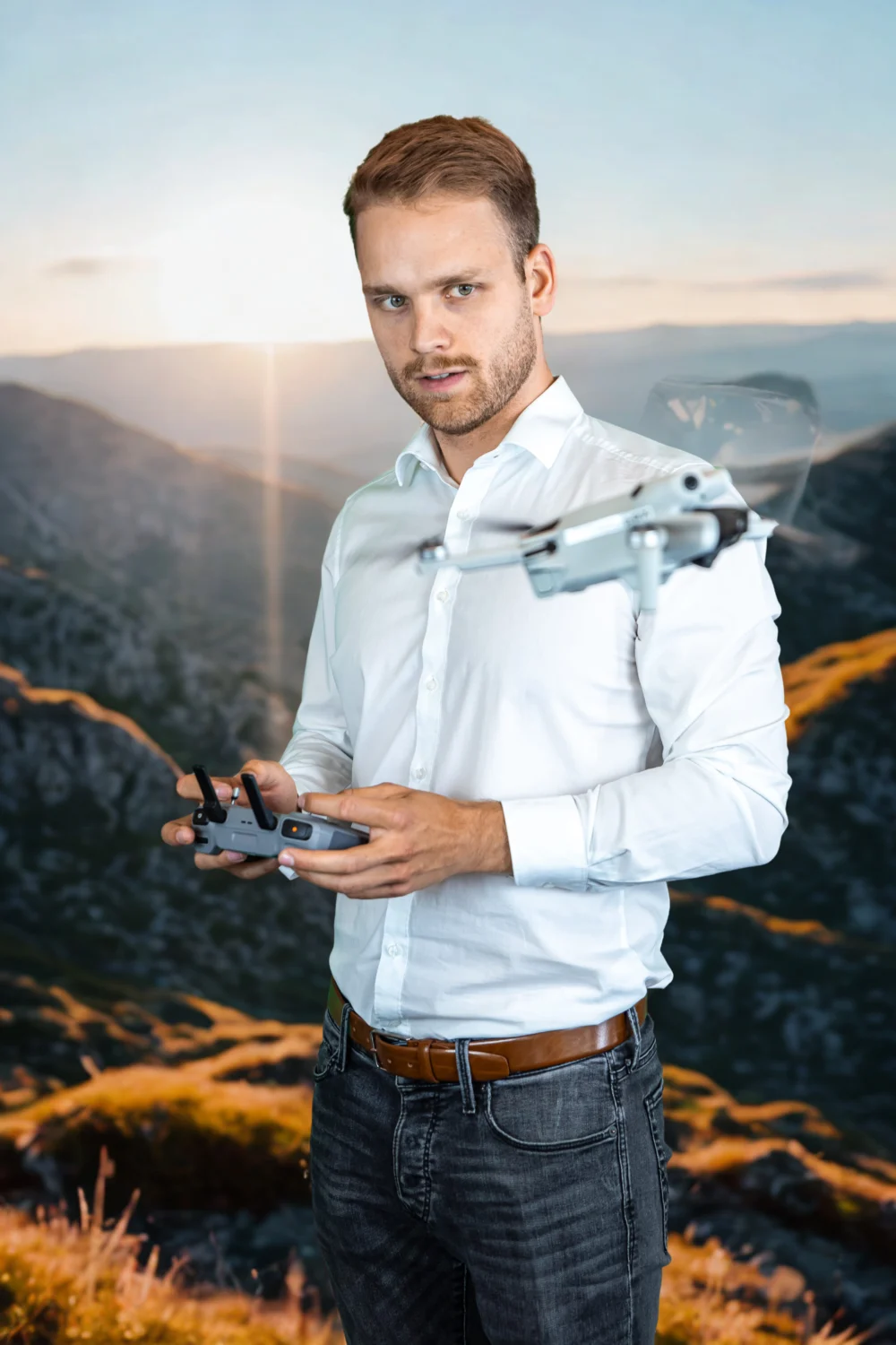 Portraitfoto eines Mitarbeiters in schwarz weiß